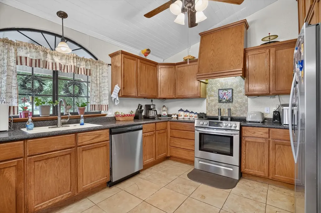 13143 N Highway 281 Perrin TX 76486