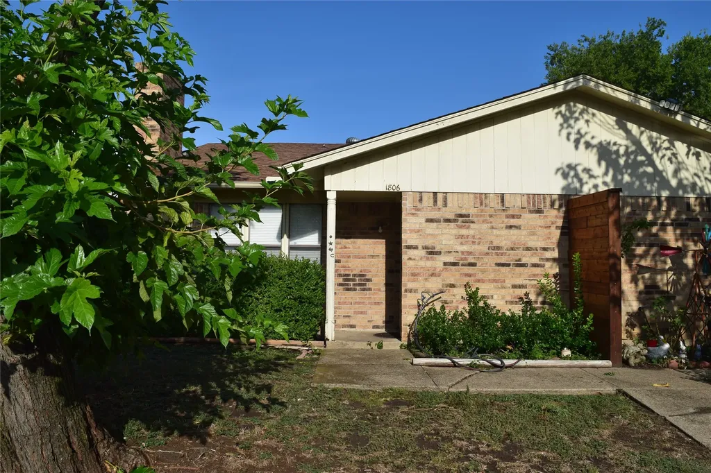1806 Family Circle Grand Prairie TX 75051
