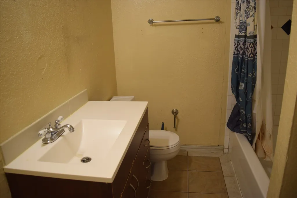1806 Family Circle Grand Prairie TX 75051