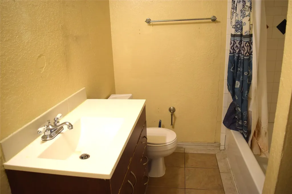 1806 Family Circle Grand Prairie TX 75051