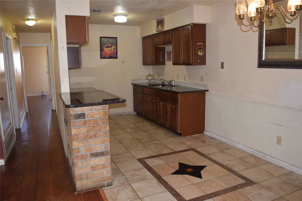 1806 Family Circle Grand Prairie TX 75051