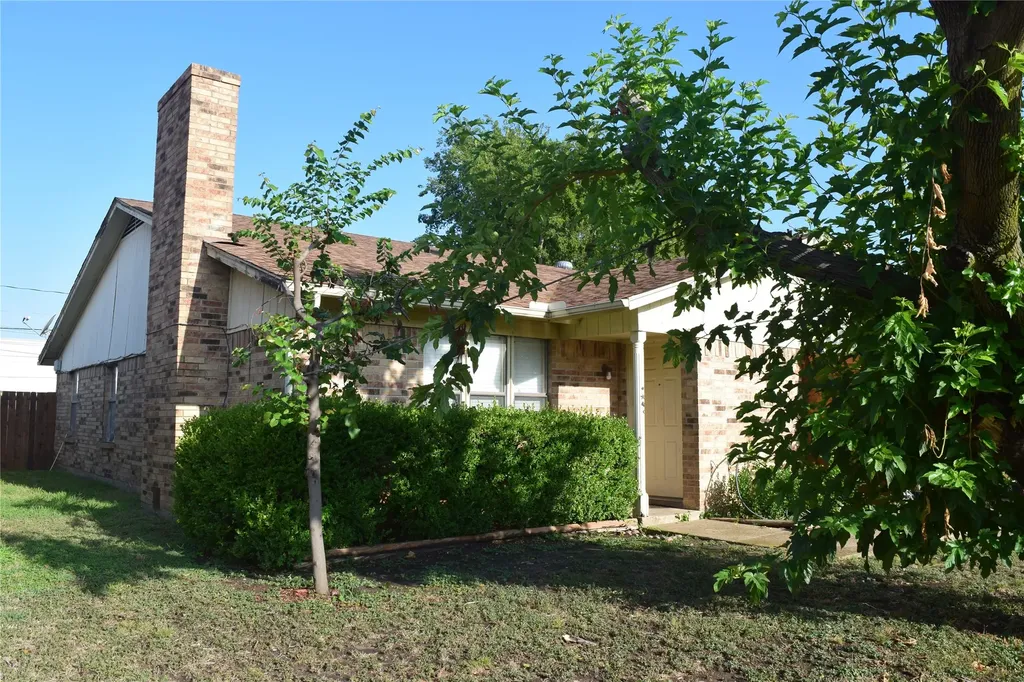 1806 Family Circle Grand Prairie TX 75051