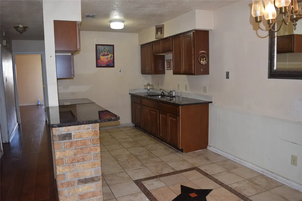 1806 Family Circle Grand Prairie TX 75051