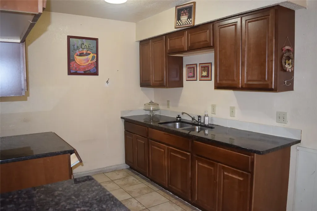 1806 Family Circle Grand Prairie TX 75051
