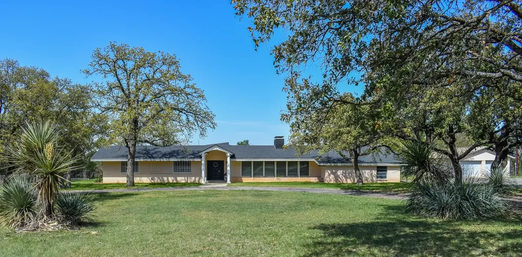1124 W 6th Brady TX 76825