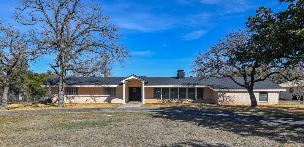 1124 W 6th Brady TX 76825