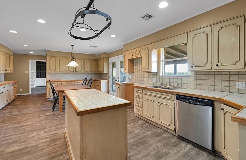 596 Saffle Road Robinson TX 76706