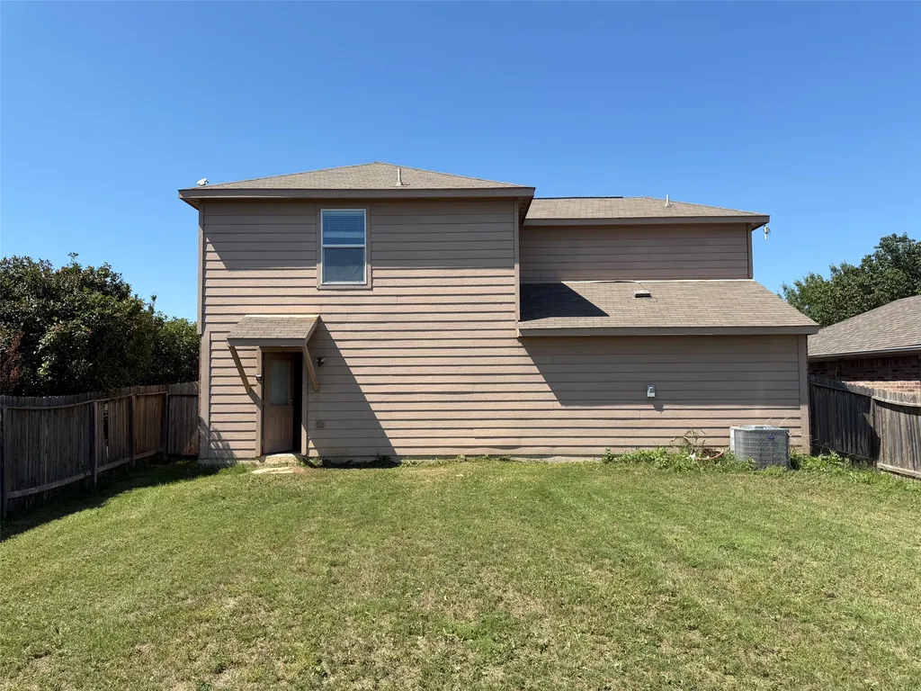 110 Cowpoke Court Newark TX 76071
