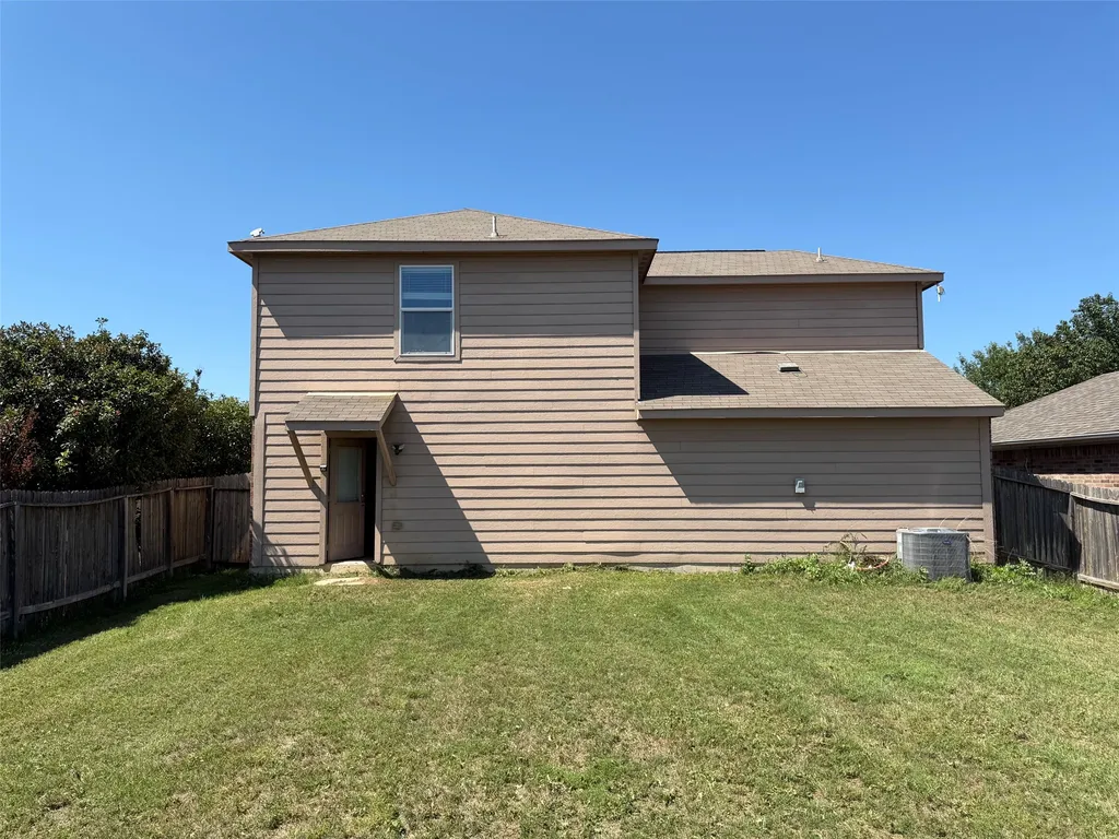 110 Cowpoke Court Newark TX 76071