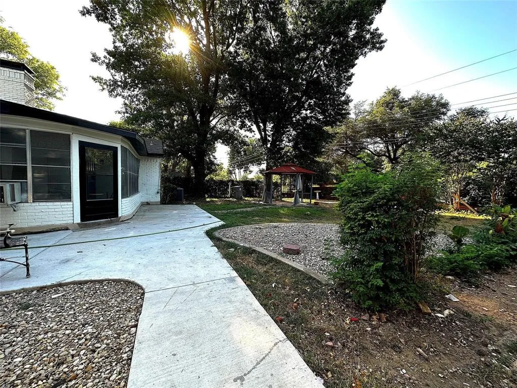 618 Brook Valley Lane Dallas TX 75232