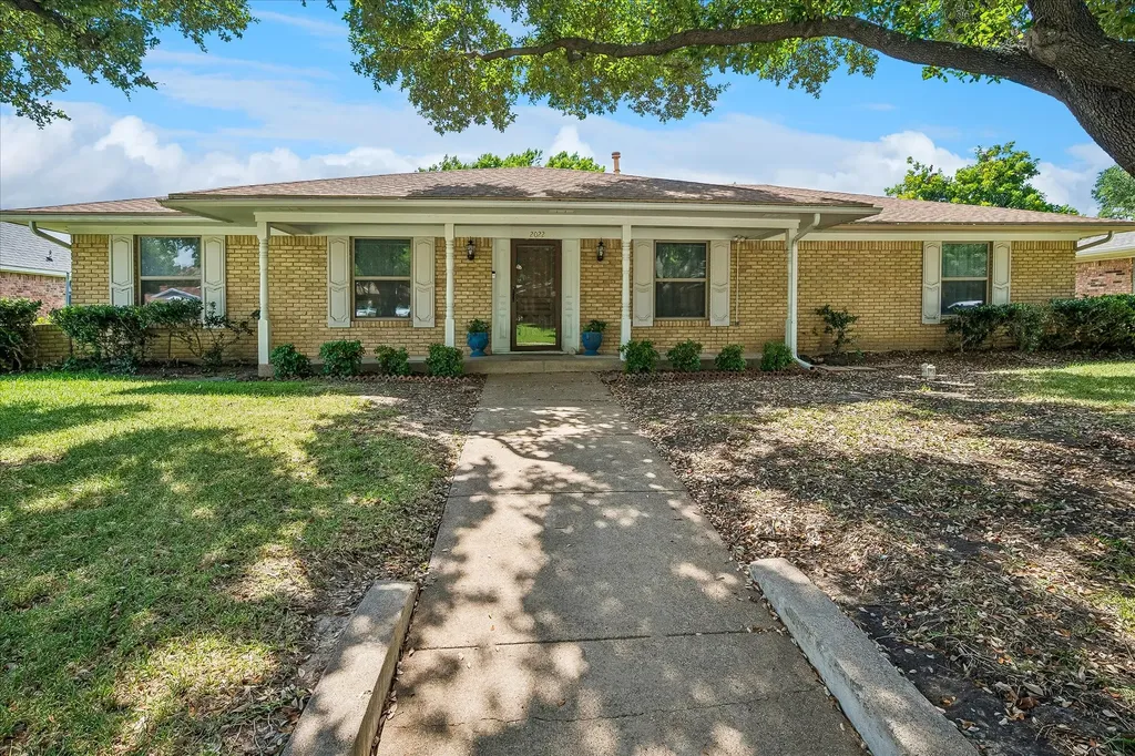 2022 Huntington Drive Grand Prairie TX 75051