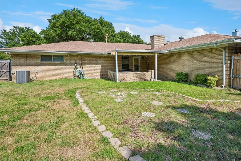 2022 Huntington Drive Grand Prairie TX 75051