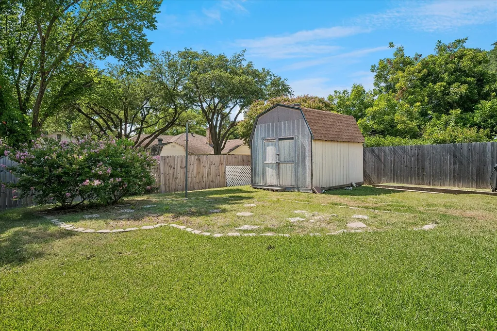 2022 Huntington Drive Grand Prairie TX 75051