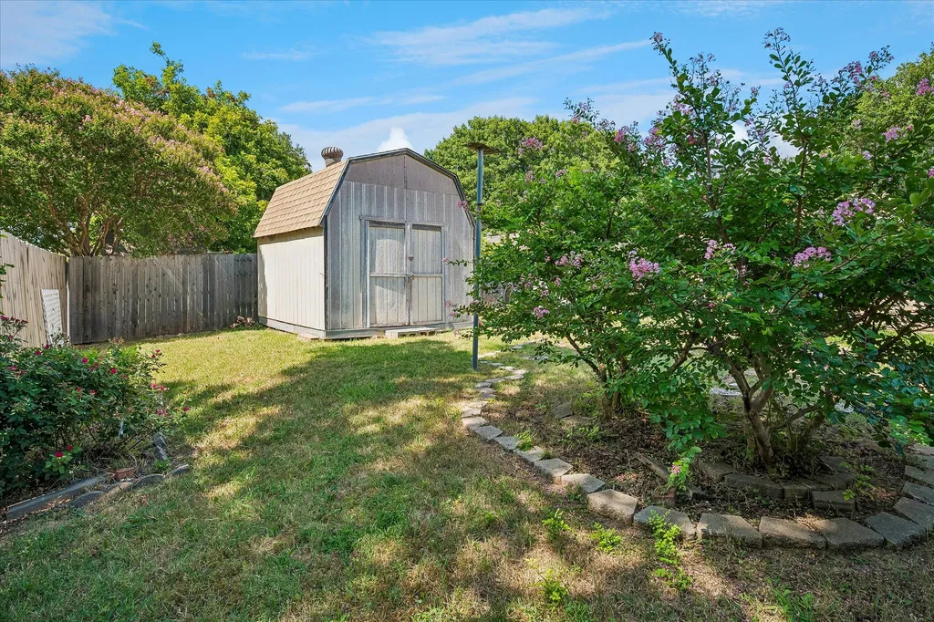 2022 Huntington Drive Grand Prairie TX 75051