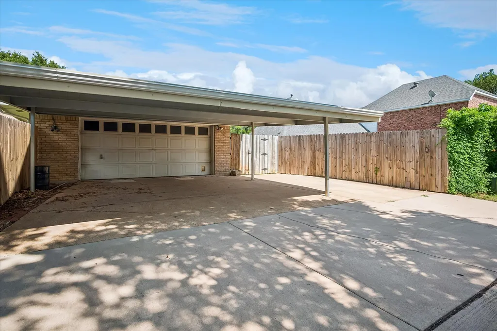 2022 Huntington Drive Grand Prairie TX 75051