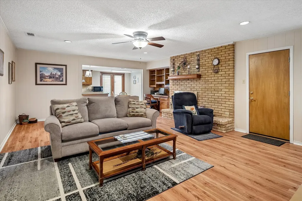 2022 Huntington Drive Grand Prairie TX 75051
