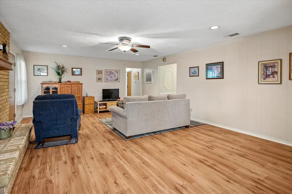 2022 Huntington Drive Grand Prairie TX 75051