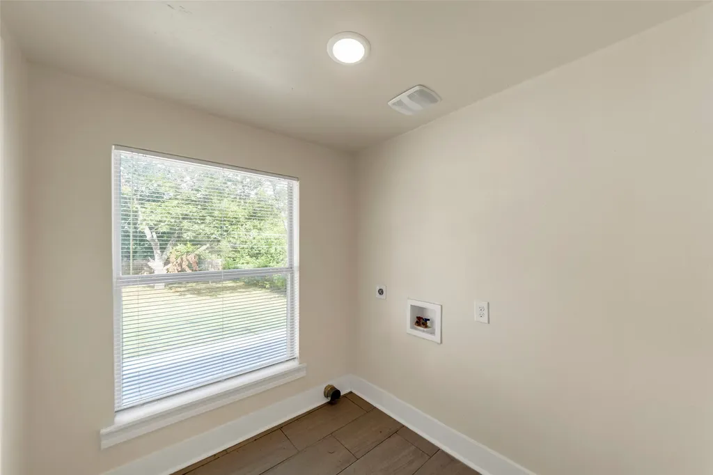 702 Westmount Avenue Dallas TX 75211