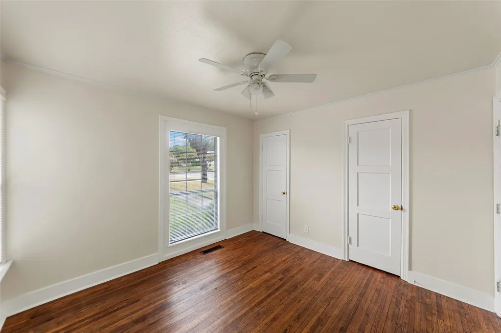 702 Westmount Avenue Dallas TX 75211