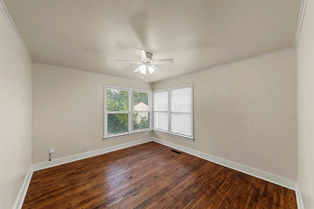 702 Westmount Avenue Dallas TX 75211