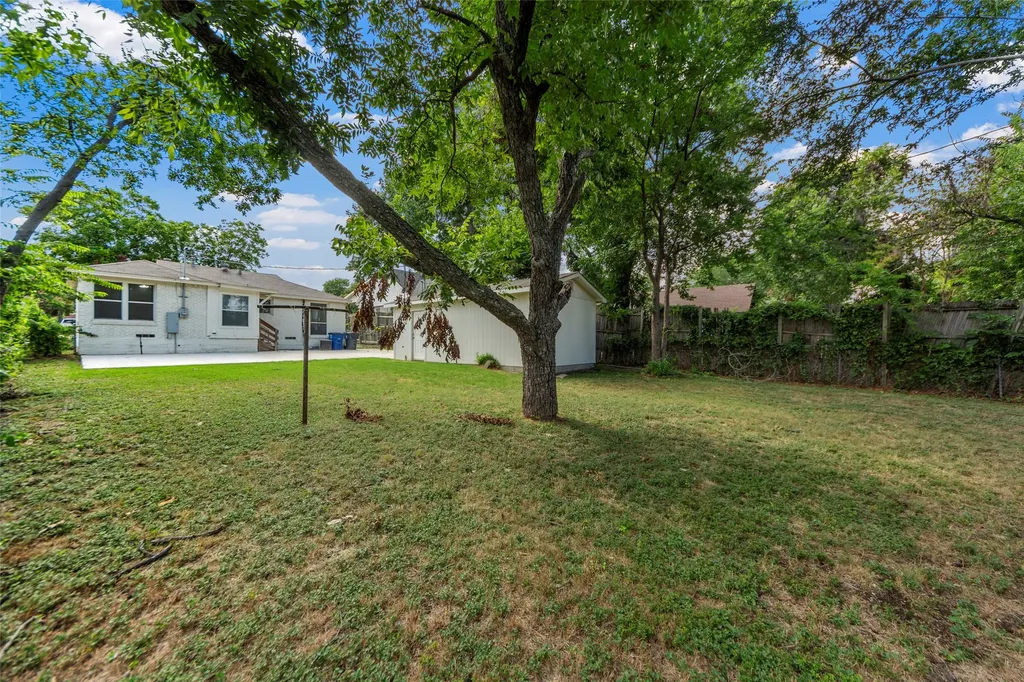 702 Westmount Avenue Dallas TX 75211