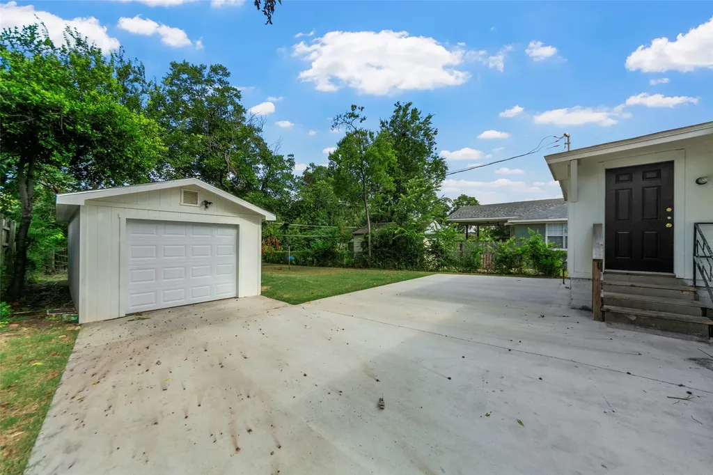702 Westmount Avenue Dallas TX 75211