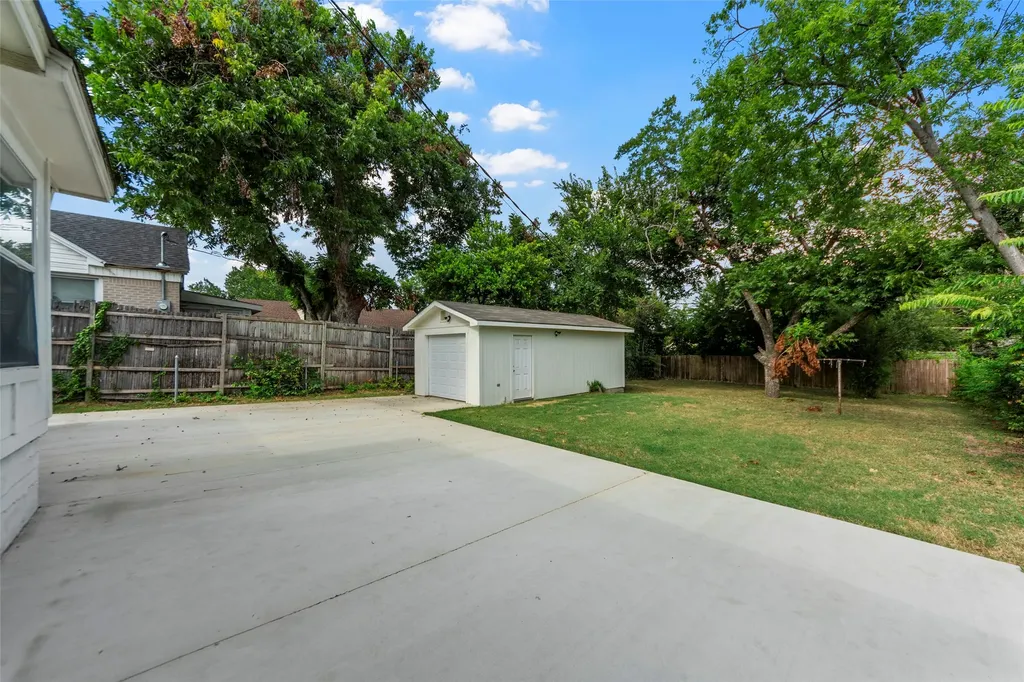 702 Westmount Avenue Dallas TX 75211