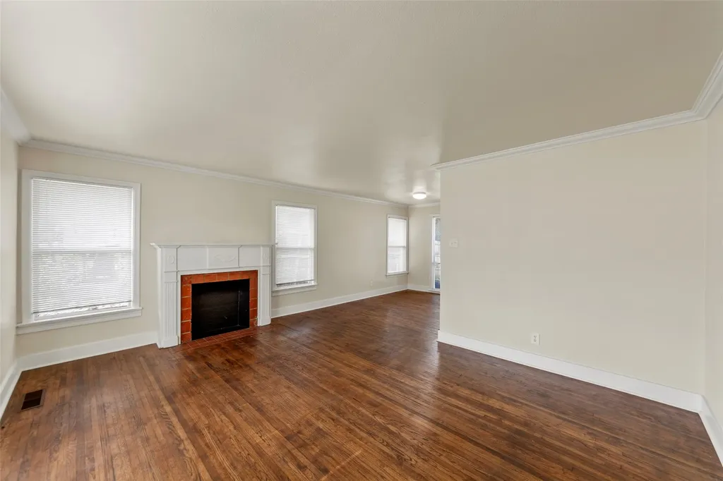 702 Westmount Avenue Dallas TX 75211