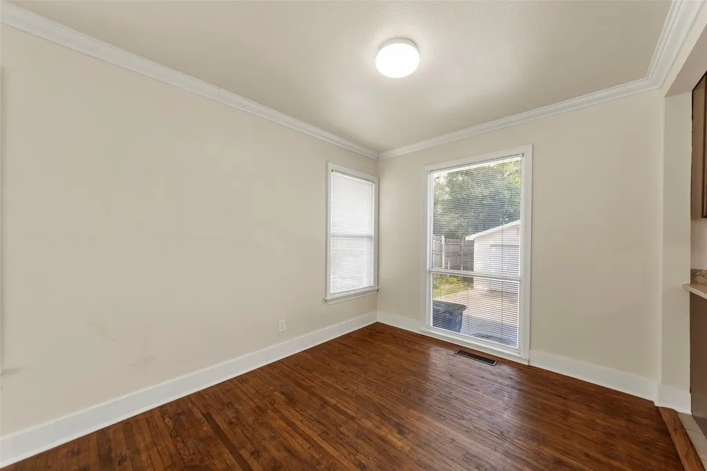 702 Westmount Avenue Dallas TX 75211