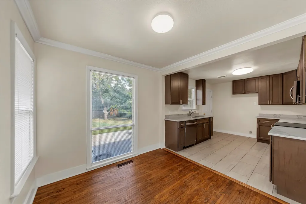 702 Westmount Avenue Dallas TX 75211