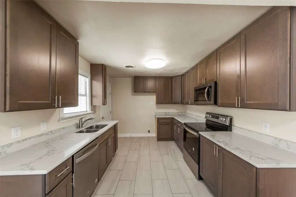 702 Westmount Avenue Dallas TX 75211