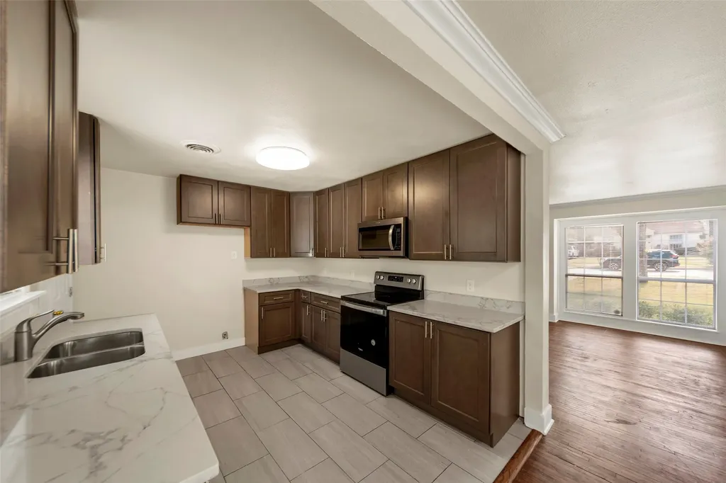 702 Westmount Avenue Dallas TX 75211