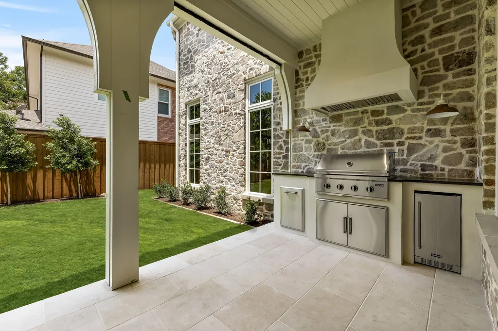 6526 Woodland Drive Dallas TX 75225