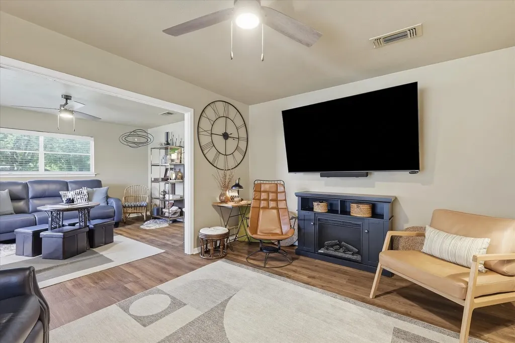 8128 Herndon Drive Benbrook TX 76116