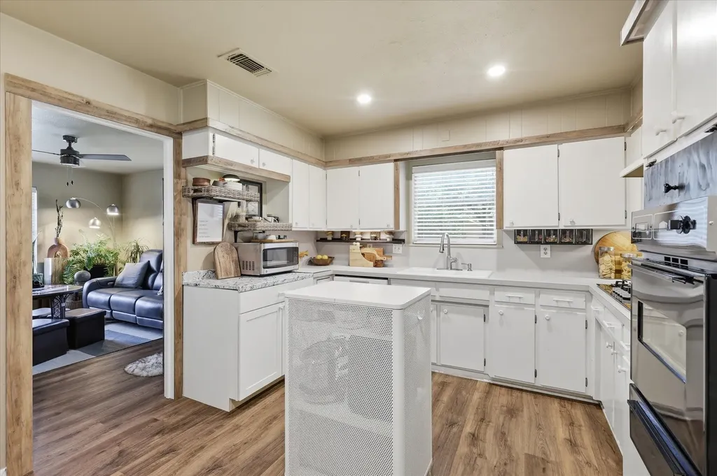 8128 Herndon Drive Benbrook TX 76116