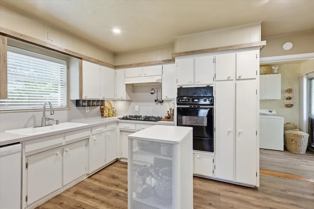 8128 Herndon Drive Benbrook TX 76116