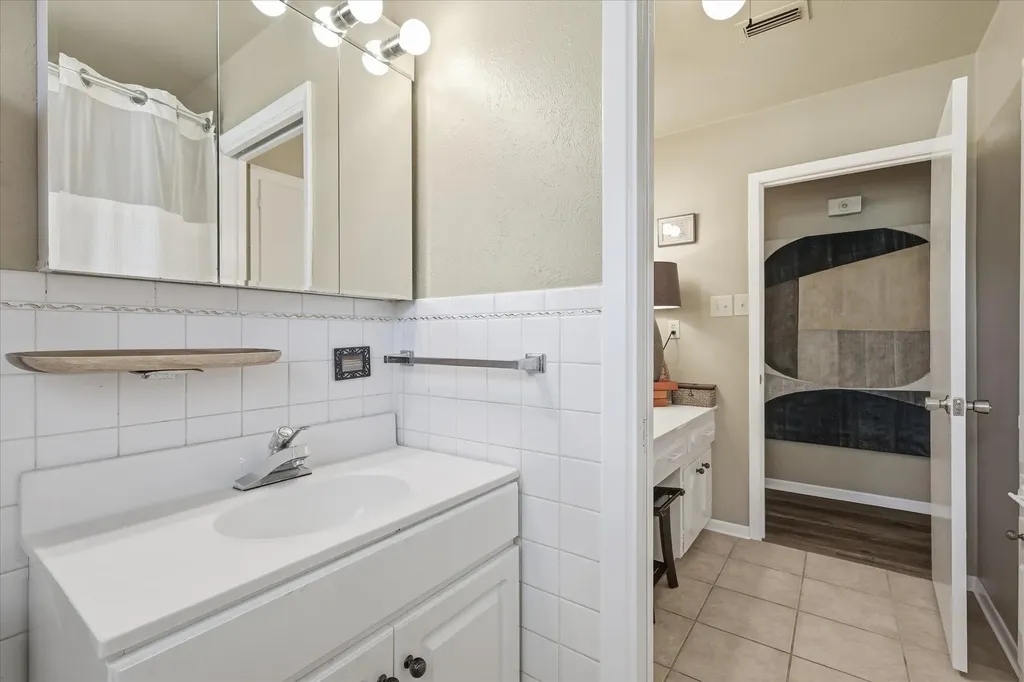 8128 Herndon Drive Benbrook TX 76116