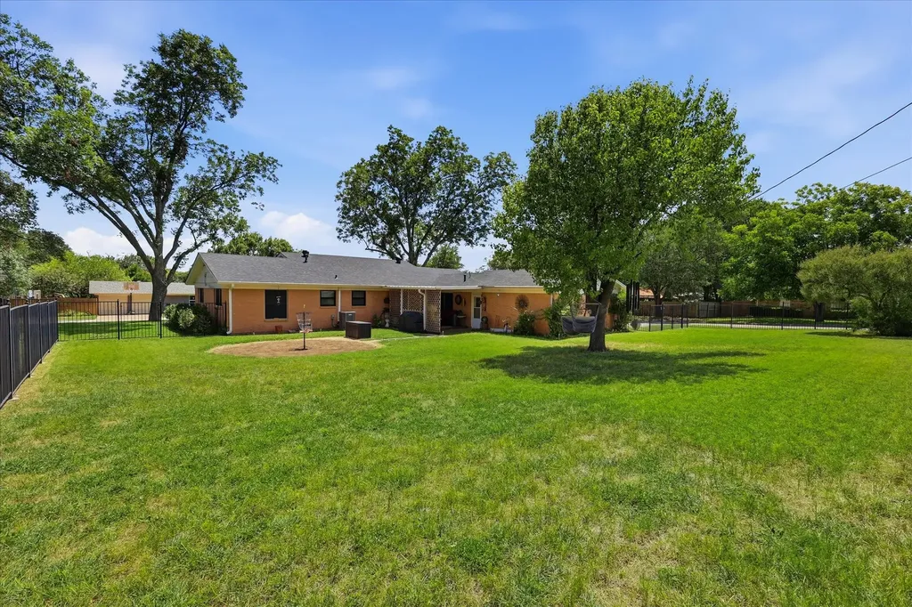 8128 Herndon Drive Benbrook TX 76116