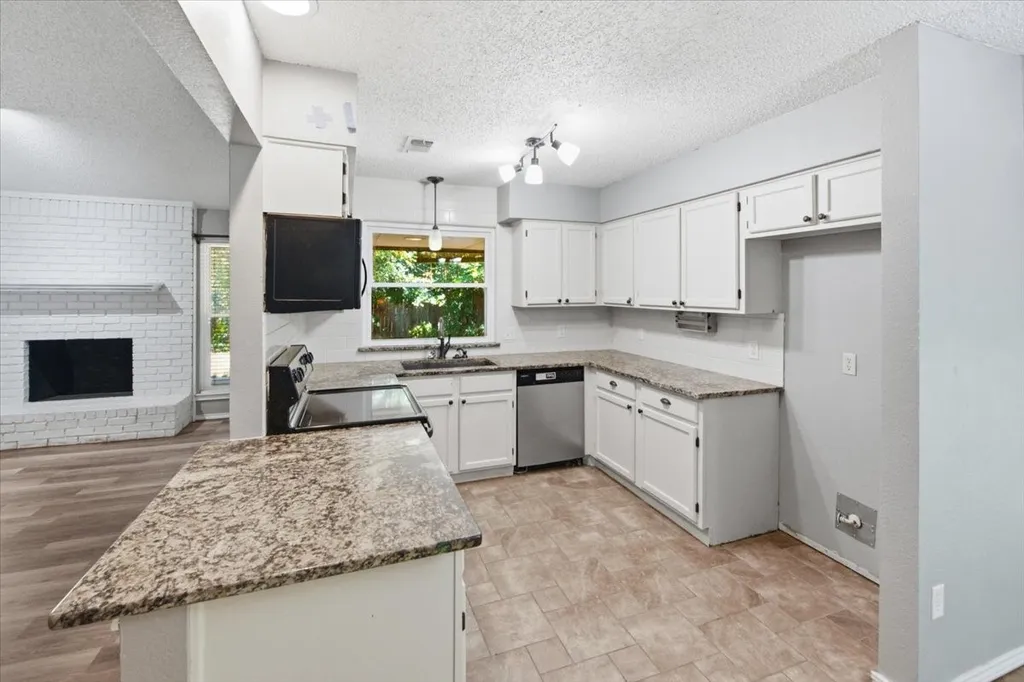 200 Almond Lane Euless TX 76039