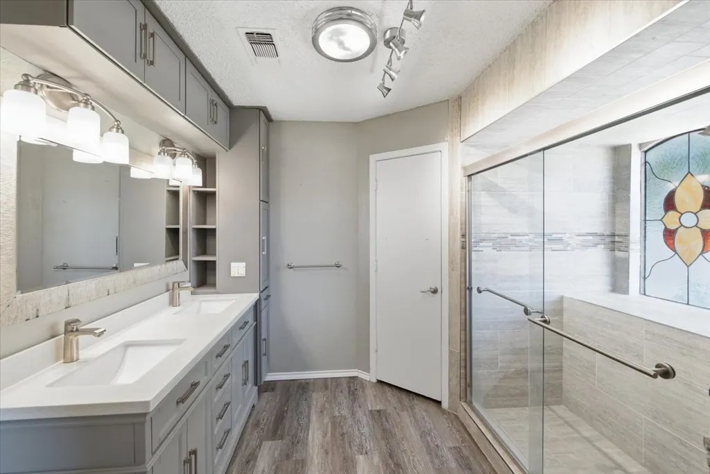 200 Almond Lane Euless TX 76039