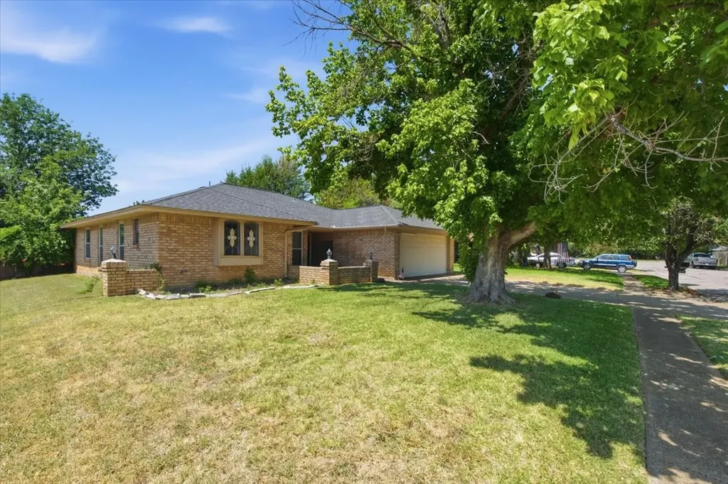 200 Almond Lane Euless TX 76039