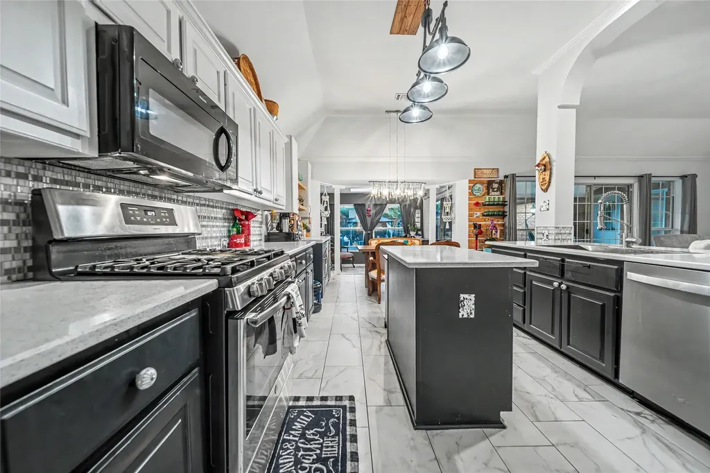 2530 Cresthaven Drive Garland TX 75040
