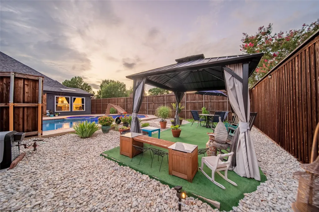 2530 Cresthaven Drive Garland TX 75040