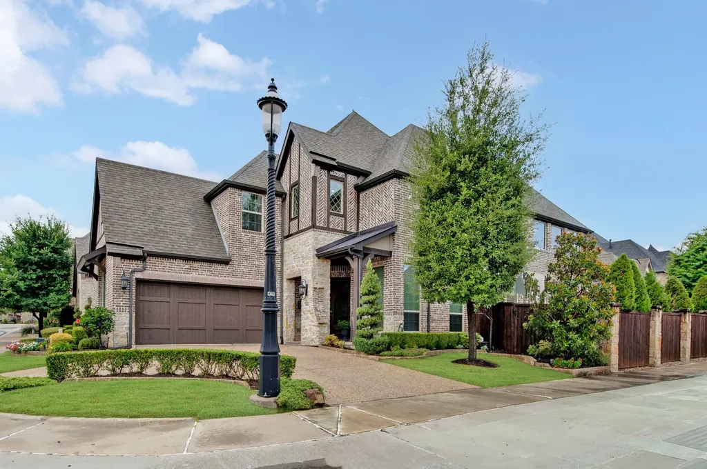 904 Royal Minister Boulevard Lewisville TX 75056