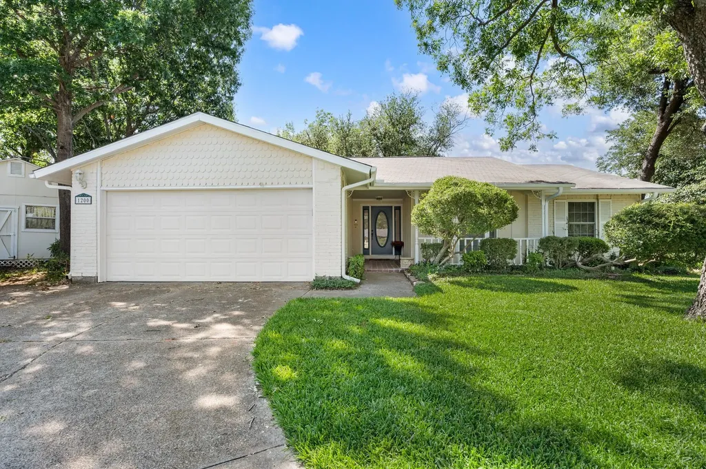 1200 Douglas Street Euless TX 76039