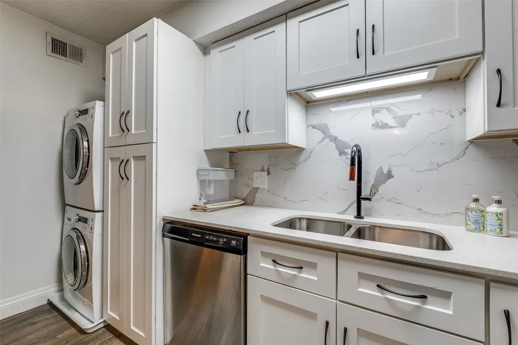 5214 Fleetwood Oaks Avenue Dallas TX 75235