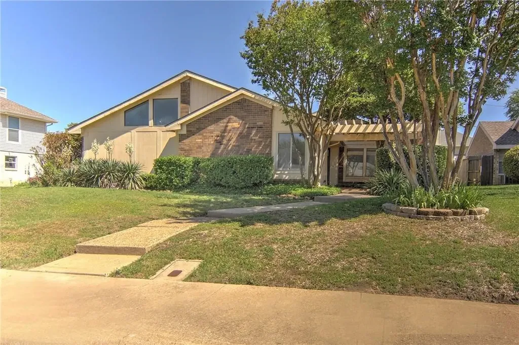 5801 Smoke Glass Trail Dallas TX 75252