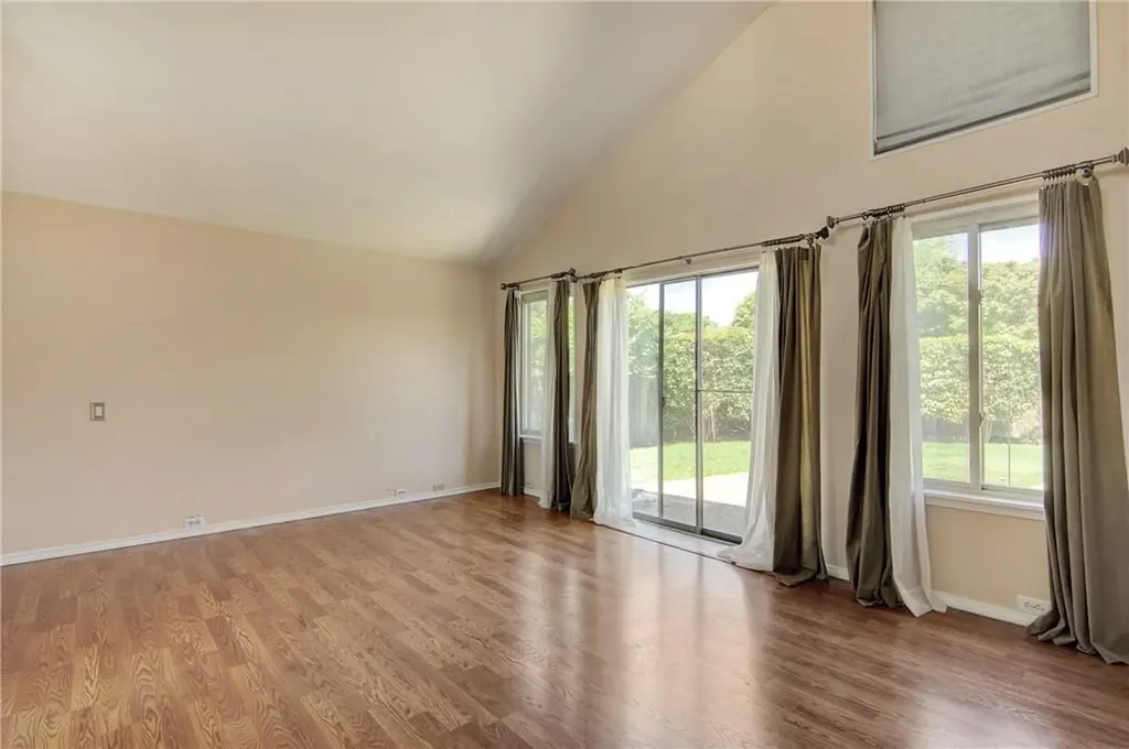 5801 Smoke Glass Trail Dallas TX 75252