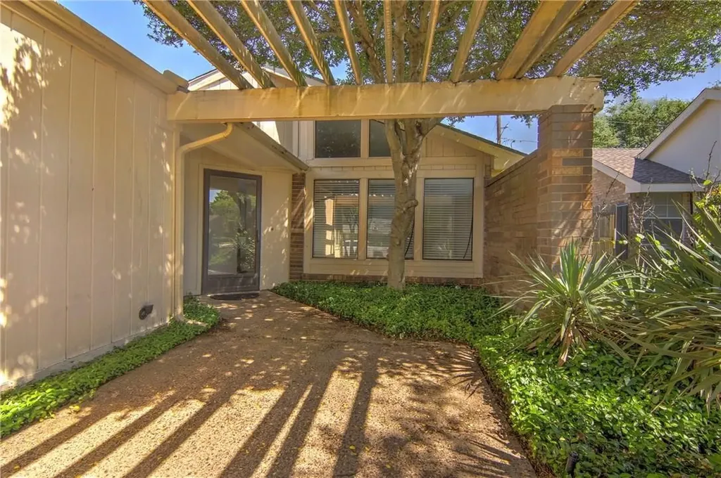 5801 Smoke Glass Trail Dallas TX 75252