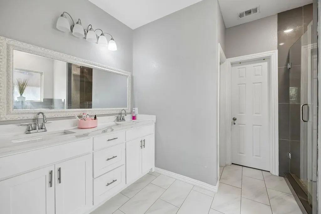 431 W Pioneer Drive Irving TX 75061